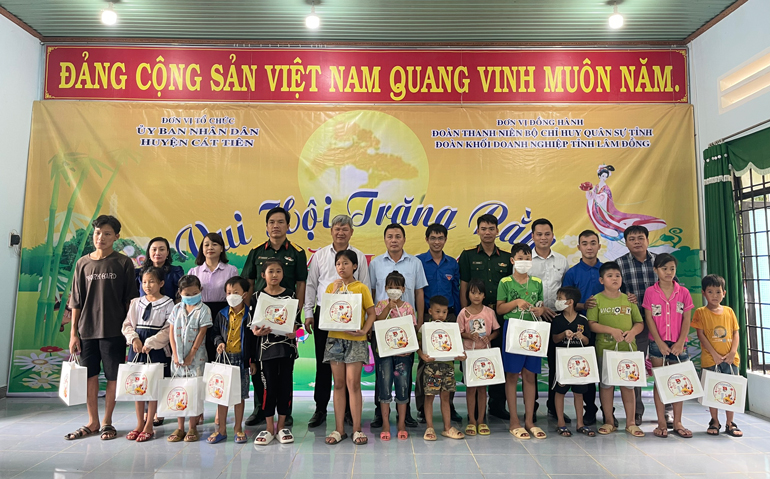 Mang Trung thu đến với trẻ em có hoàn cảnh đặc biệt khó khăn tại huyện Cát Tiên