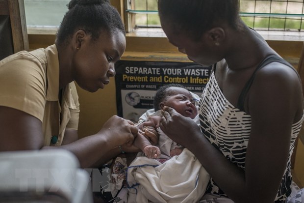 Nhân viên y tế tiêm vaccine ngừa sốt rét cho trẻ em tại Cape Coast, Ghana ngày 30/4/2019