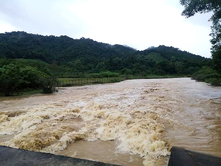 Tuyến tỉnh lộ 520B qua địa bàn huyện Như Xuân (Thanh Hóa) bị ngập sâu