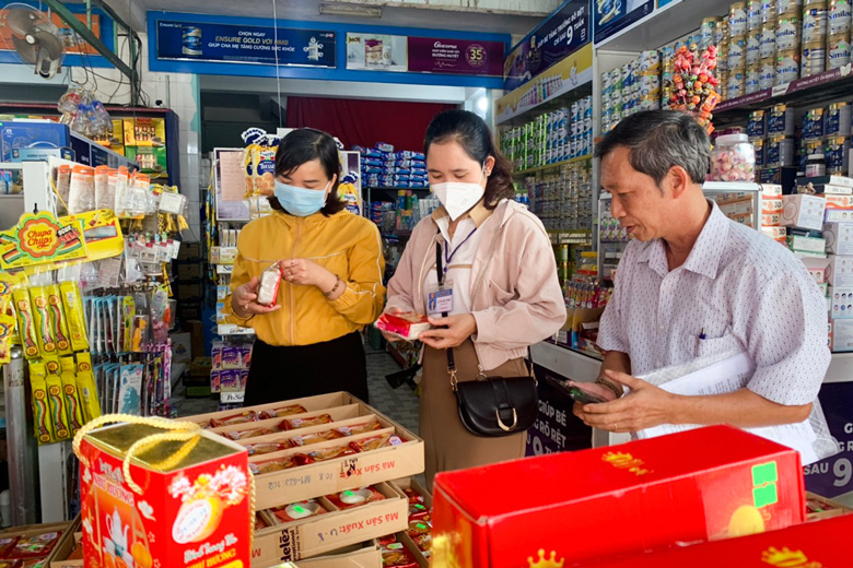 Cát Tiên: Tổng kiểm tra các cơ sở kinh doanh về an toàn vệ sinh thực phẩm dịp Tết Trung thu
