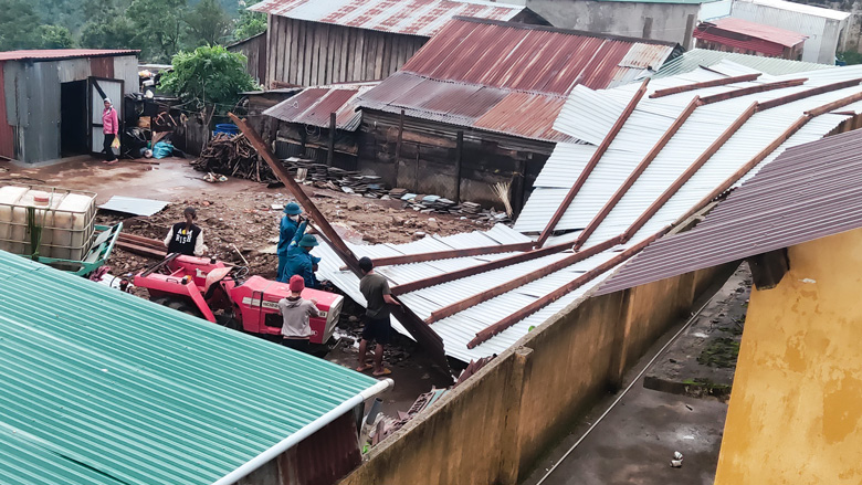 Các lực lượng tại xã Tân Thượng khẩn trương giúp các hộ dân khắc phục hậu quả sau trận mưa lớn ngày 11/5