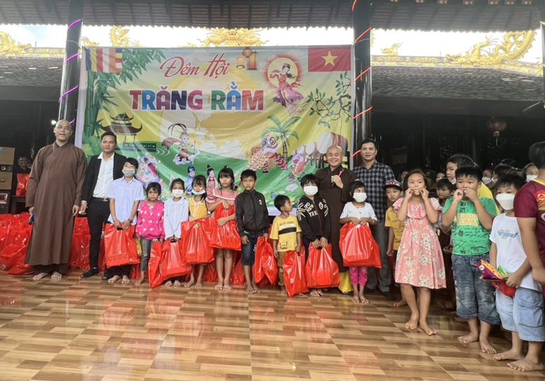 Cát Tiên: Trao tặng 600 phần quà Tết Trung thu cho trẻ em