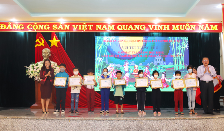 Bảo Lộc: Trao tặng 110 suất học bổng cho học sinh nghèo hiếu học