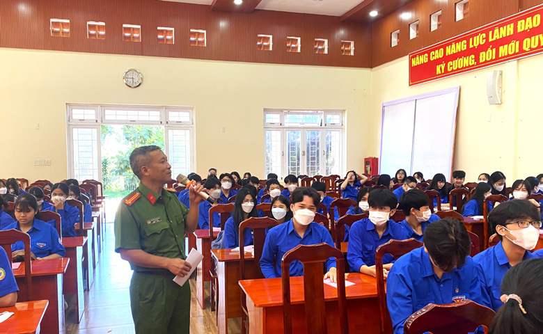 Công an TP Bảo Lộc tuyên truyền, phổ biến pháp luật tới đông đảo thanh niên, học sinh phường B’Lao
