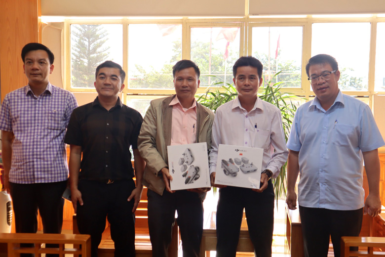 Ông Nguyễn Ngọc Phúc – Bí thư Huyện ủy Đức Trọng (bìa phải) và nhà tài trợ trao thiết bị flycam cho 2 ban quản lý rừng  