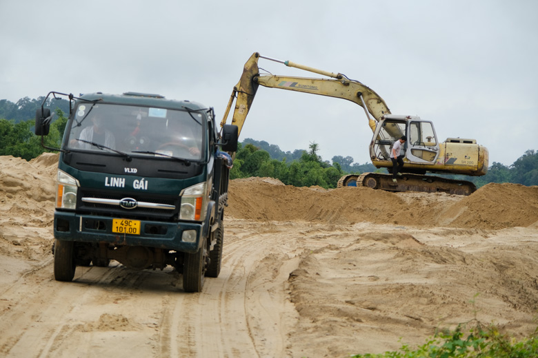 Công ty TNHH Phượng Hùng đang khẩn trương di dời bãi tập kết cát về đúng nơi quy định