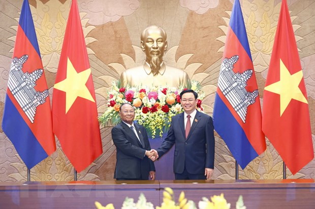 Chủ tịch Quốc hội Vương Đình Huệ và Chủ tịch Quốc hội Campuchia Samdech Heng Samrin.
