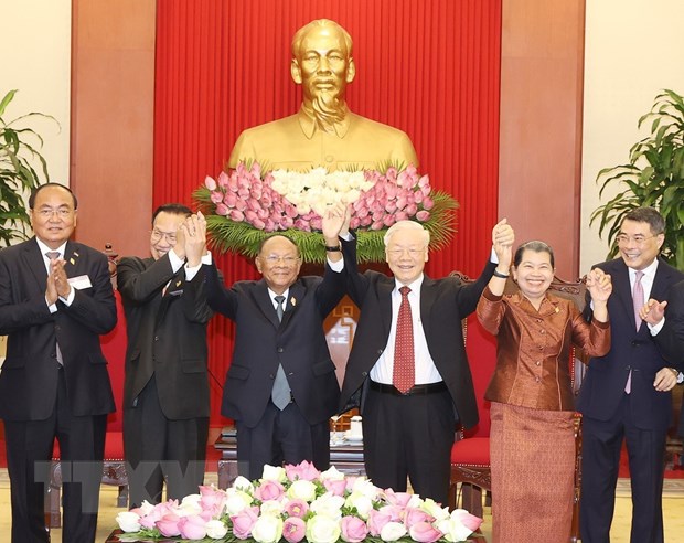 Tổng Bí thư Nguyễn Phú Trọng và Chủ tịch Danh dự Đảng Nhân dân Campuchia, Chủ tịch Quốc hội Campuchia Samdech Heng Samrin cùng các đại biểu Việt Nam - Campuchia tại buổi tiếp