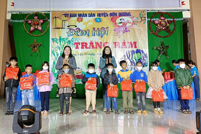 Tuổi trẻ Đơn Dương đã tổ chức và tặng nhiều phần quà cho các em thiếu nhi dịp trung thu năm 2022