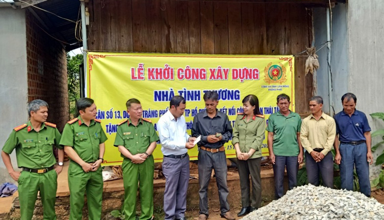Lãnh đạo Phòng Xây dựng phong trào bảo vệ an ninh tổ quốc Công an tỉnh Lâm Đồng trao hỗ trợ 60 triệu đồng xây dựng căn nhà tình thương cho gia đình anh K’Đinh