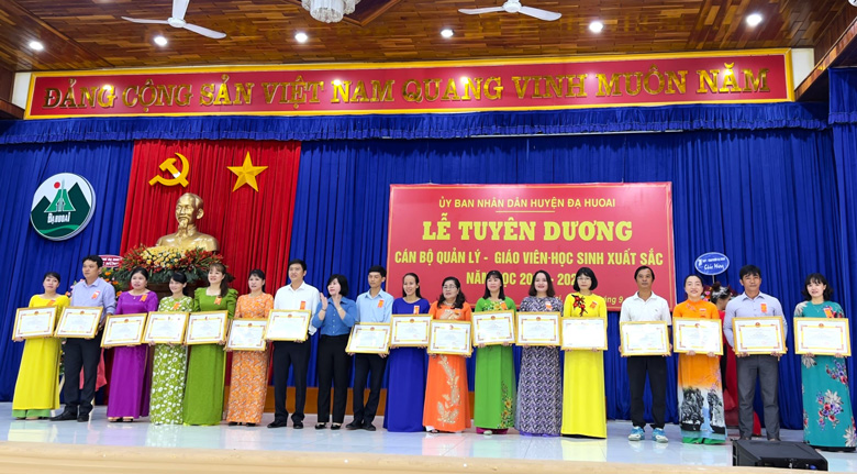 Các cán bộ, giáo viên nhận khen thưởng của UBND huyện Đạ Huoai