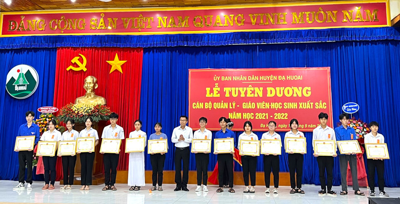 Huyện Đạ Huoai khen thưởng, tuyên dương các học sinh đạt thành tích xuất sắc trong năm học 2021 - 2022