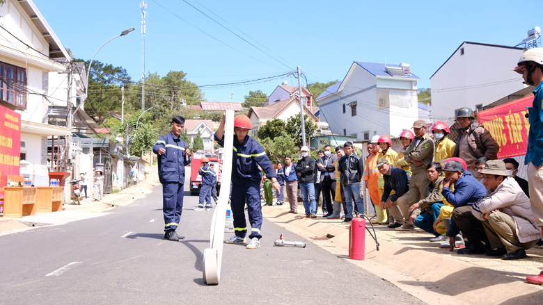 Lực lượng dân phòng tham gia huấn luyện nghiệp vụ và thực hành phương án chữa cháy cùng lực lượng chữa cháy chuyên nghiệp