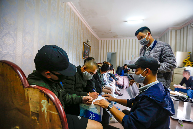 Lực lượng Công an Lâm Đồng bắt quả tang 20 thanh niên sử dụng trái phép chất ma túy tại TP Đà Lạt. Ảnh: C.Thành