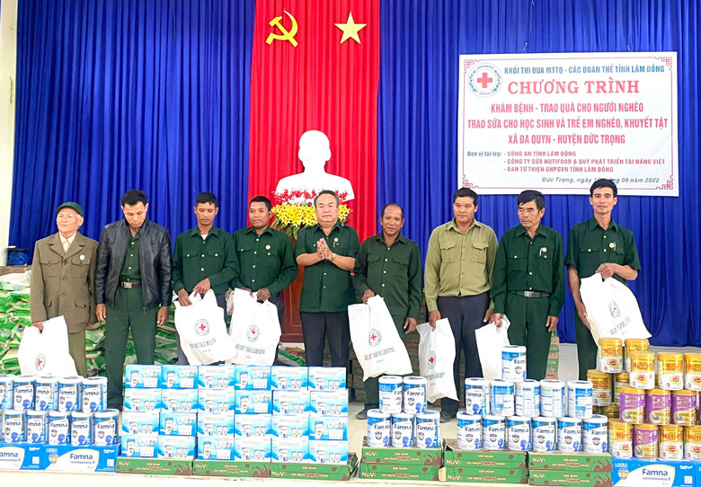 Hơn 700 người nghèo Đạ Quyn được tặng quà, khám bệnh và cấp thuốc miễn phí