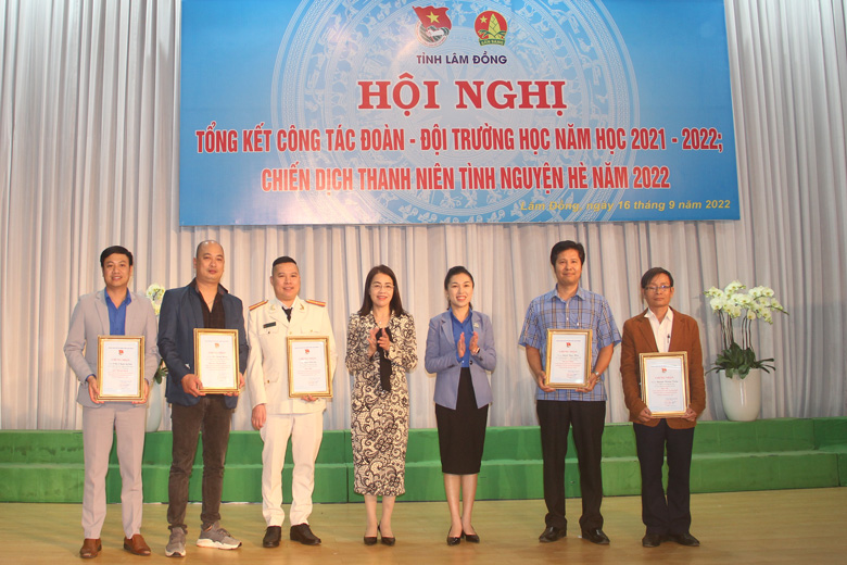 rao giải và cấp giấy chứng nhận cho các cá nhân đạt giải Cuộc thi “Sáng tác ca khúc tuổi trẻ” chào mừng Đại hội Đoàn TNCS Hồ Chí Minh tỉnh Lâm Đồng lần thứ XI, nhiệm kỳ 2022 – 2027