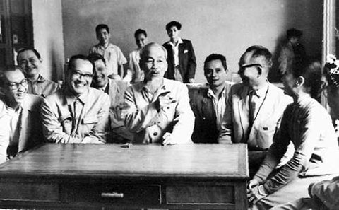 Chủ tịch Hồ Chí Minh nói chuyện với các trí thức năm 1964. ( GS. Trần Hữu Tước ngồi bên trái Bác Hồ)