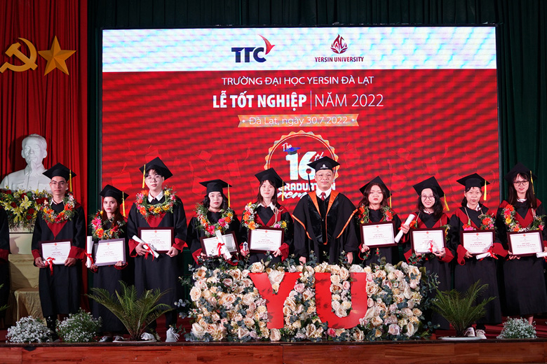 Sinh viên Trường Đại học Yersin Đà Lạt nhận bằng tốt nghiệp năm 2022 