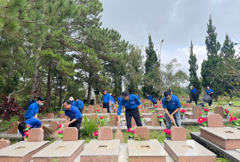 Các đoàn viên, thanh niên tổ chức chăm sóc mộ phần các anh hùng liệt sỹ tại Nghĩa trang Liệt sỹ TP Đà Lạt