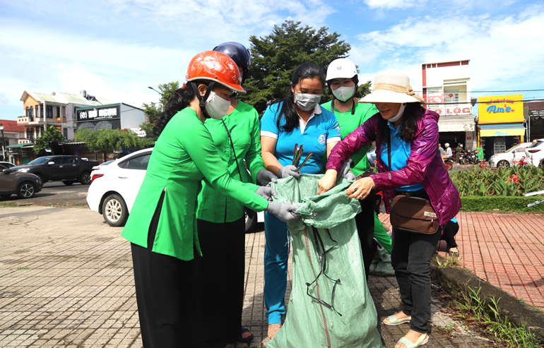 Hội viên phụ nữ Bảo Lộc tham gia thu gom rác thải sau lễ phát động