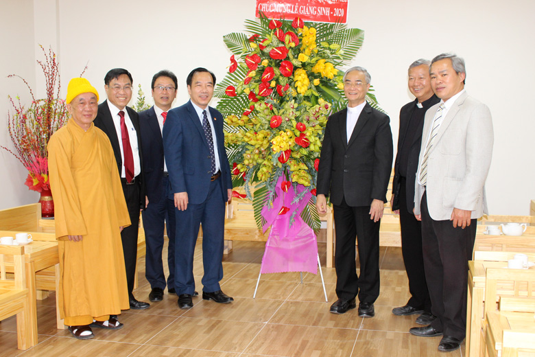 Phó Chủ tịch Ủy ban Trung ương MTTQ Việt Nam Ngô Sách Thực cùng lãnh đạo Ủy ban MTTQ Việt Nam tỉnh đến thăm, tặng hoa chúc mừng Tòa Giám mục Đà Lạt nhân dịp lễ Giáng sinh
