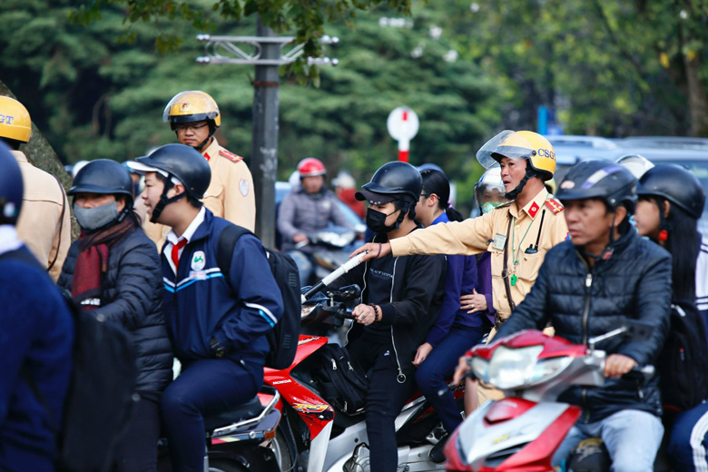 Lực lượng Cảnh sát Giao thông - Trật tự, Công an Đà Lạt phân luồng, bảo đảm an toàn giao thông trước khu vực các trường học