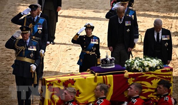 Nhà Vua Anh Charles III (trái) cùng Hoàng tử William (thứ 2, trái), Hoàng tử Harry (thứ 2, phải) và các thành viên Hoàng gia tại lễ viếng Nữ hoàng Elizabeth II ở tòa nhà Quốc hội Anh, London ngày 14/9/2022