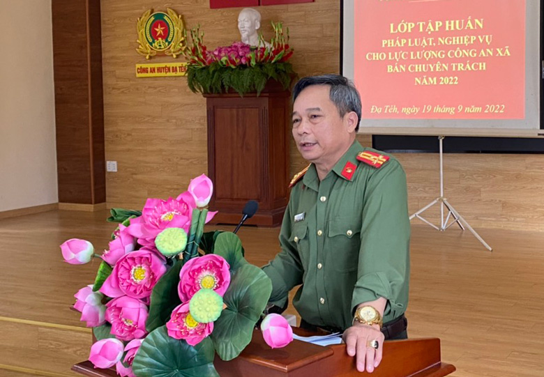 Thượng tá Nguyễn Hoành Thuận – Phó Trưởng phòng Xây dựng Phong trào bảo vệ an Nịn tổ quốc (Công an tỉnh Lâm Đồng) phát biểu khai mạc lớp tập huấn đầu tiên trên địa bàn huyện Đạ Tẻh