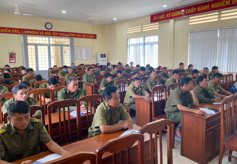 Học viên 3 huyện phía Nam của tỉnh tham gia lớp tập huấn pháp luật, nghiệp vụ tại hội trường Công an huyện Đạ Tẻh
