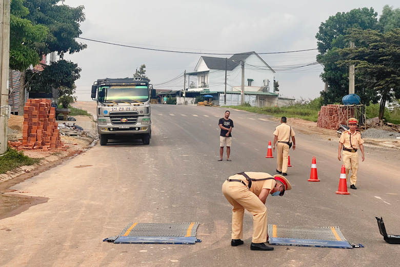 CSGT Công an tỉnh tổ chức kiểm tra tải trọng xe tải