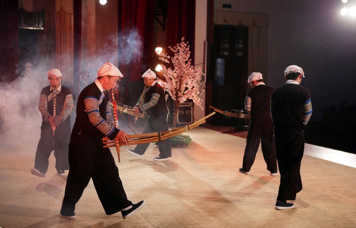 Phần biểu diễn múa khèn của Đoàn nghệ thuật quần chúng tỉnh Yên Bái nhân Ngày hội Văn hóa dân tộc Mông toàn quốc tại Lai Châu, ngày 25/12/2021