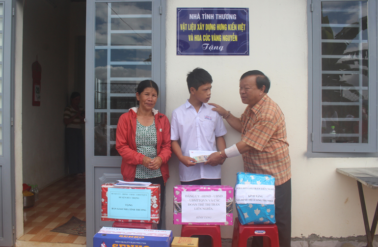 Ông Trần Lực – Chủ tịch Hội Bảo trợ Bệnh nhân nghèo - Người khuyết tật và Trẻ mồ côi tỉnh Lâm Đồng trao quà cho gia đình bà Lương Thị Nhỏi