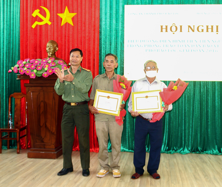 Đại diện lãnh đạo Công an tỉnh Lâm Đồng trao giấy khen của Giám đốc Công an tỉnh Lâm Đồng cho 2 cá nhân