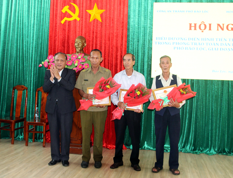 Đồng chí Phan Văn Cương – Phó Chủ tịch UBND TP Bảo Lộc trao giấy khen cho các cá nhân