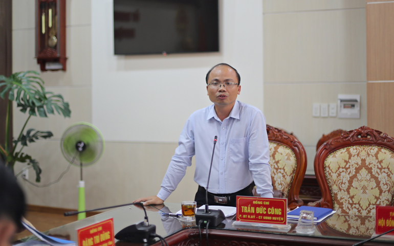 Đồng chí Trần Đức Công, Chủ tịch UBND huyện Di Linh phát biểu tại buổi làm việc