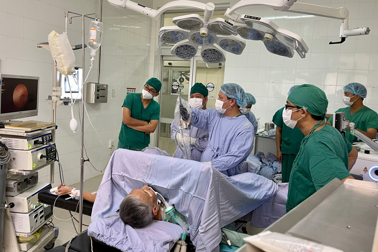 Các bác sĩ Bệnh viện Trung ương Huế và Bệnh viện Đa khoa Lâm Đồng cùng phối hợp triển khai kỹ thuật nội soi niệu quản tán sỏi ngược dòng bằng laser