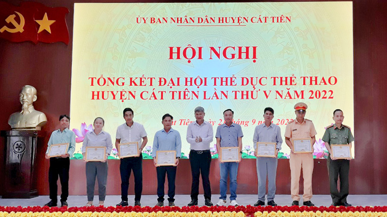 UBND huyện Cát Tiên tặng giấy khen cho các tập thể, cá nhân có thành tích xuất sắc tại Đại hội Thể dục Thể thao huyện lần thứ V