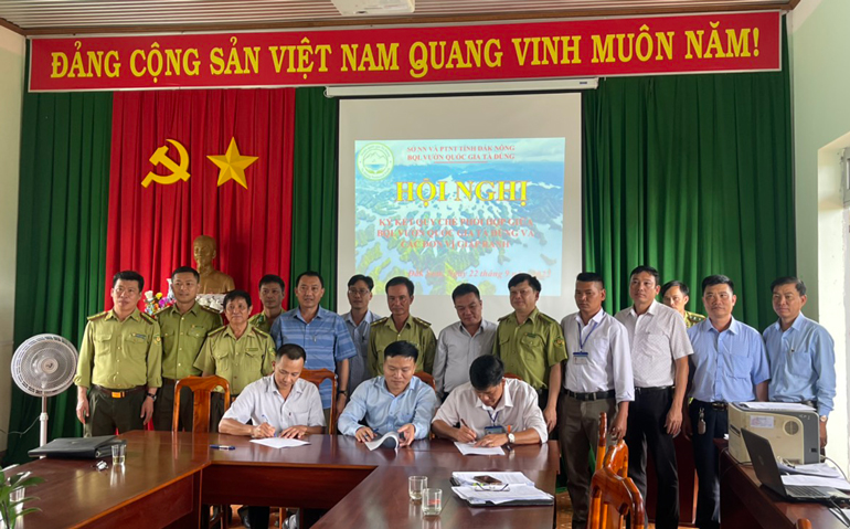Các đơn vị tham gia Lễ ký kết quy chế phối hợp bảo vệ rừng vùng giáp ranh Vườn Quốc gia Tà Đùng