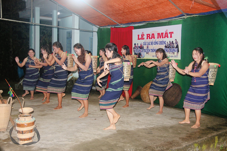 Đạ Tông hiện có 2 thôn tổ chức lễ ra mắt Câu lạc bộ Cồng chiêng và dân ca truyền thống