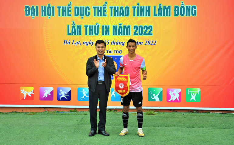 Ban tổ chức trao giải cầu thủ xuất sắc cho Phạm Văn Dương