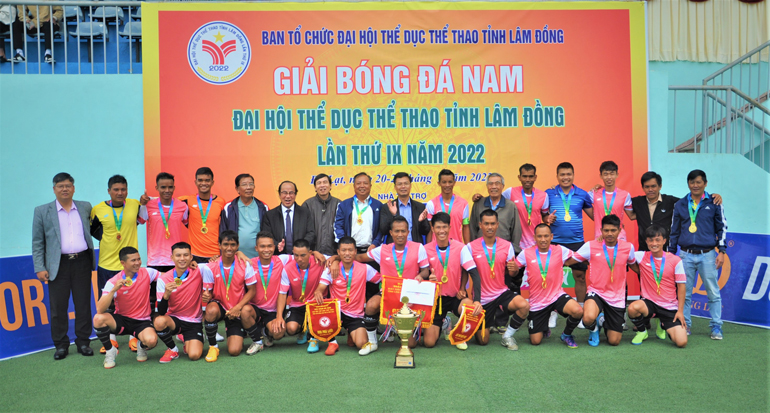 Đội Di Linh giành huy chương vàng và cúp tại giải 