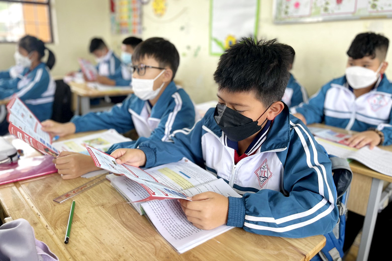 Học sinh TP Đà Lạt tìm hiểu thông tin về BHYT