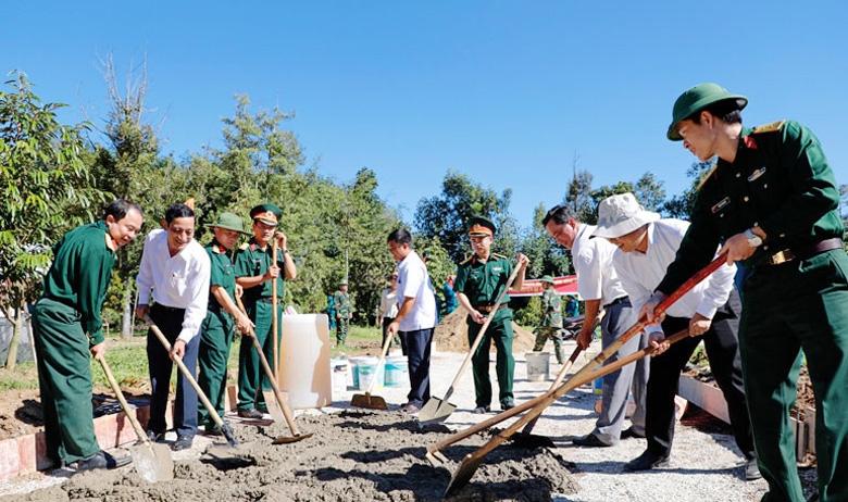 Hỗ trợ người dân làm đường nông thôn mới ở xã Đạ Ploa, huyện Đạ Huoai