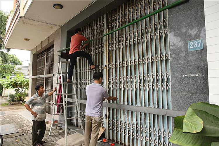 Người dân Đà Nẵng khẩn trương gia cố nhà cửa để ứng phó với bão số 4