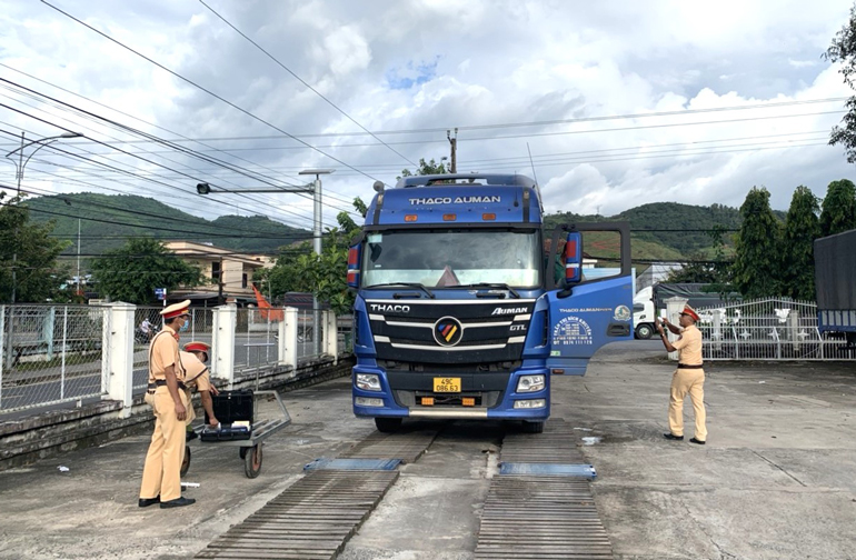 Lực lượng CSGT Công an tỉnh Lâm Đồng kiểm tra, xử lý phương tiện vi phạm quá tải trọng trên Quốc lộ 20