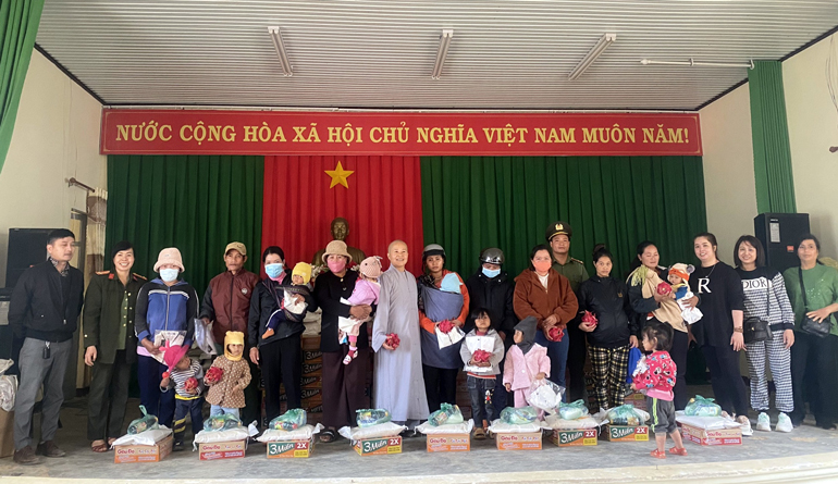 Trao tặng quà cho các gia đình có hoàn cảnh khó khăn tại xã Đạ Chais (Lạc Dương)