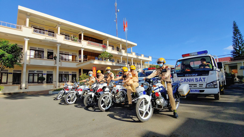 Lực lượng Cảnh sát Giao thông huyện Di Linh ra quân thực hiện cao điểm đảm bảo trật tự an toàn giao thông