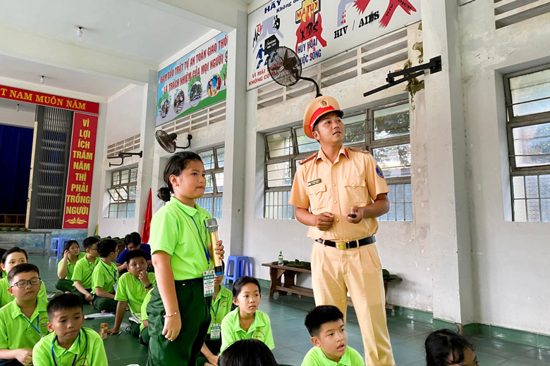 Công an huyện Đạ Tẻh tuyên truyền pháp luật về an toàn giao thông cho học sinh trên địa bàn