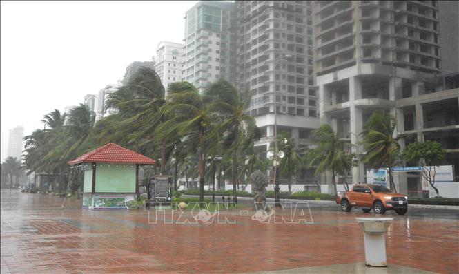 Gió giật mạnh liên hồi kèm theo mưa lớn khu vực ven biển Mỹ Khê (Đà Nẵng), chiều 27/9/2022