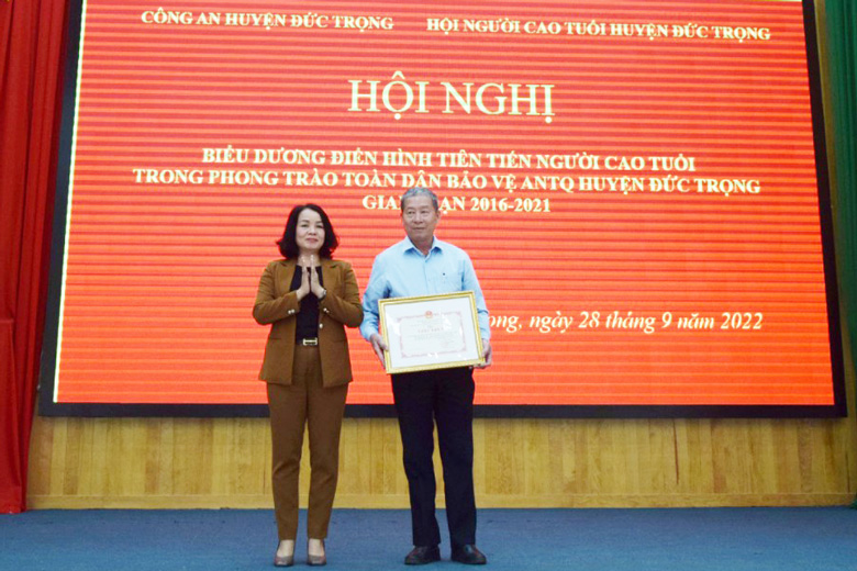 Bà Phạm Thị Thanh Thúy – Phó Chủ tịch UBND huyện Đức Trọng, trao giấy khen cho tập thể 
